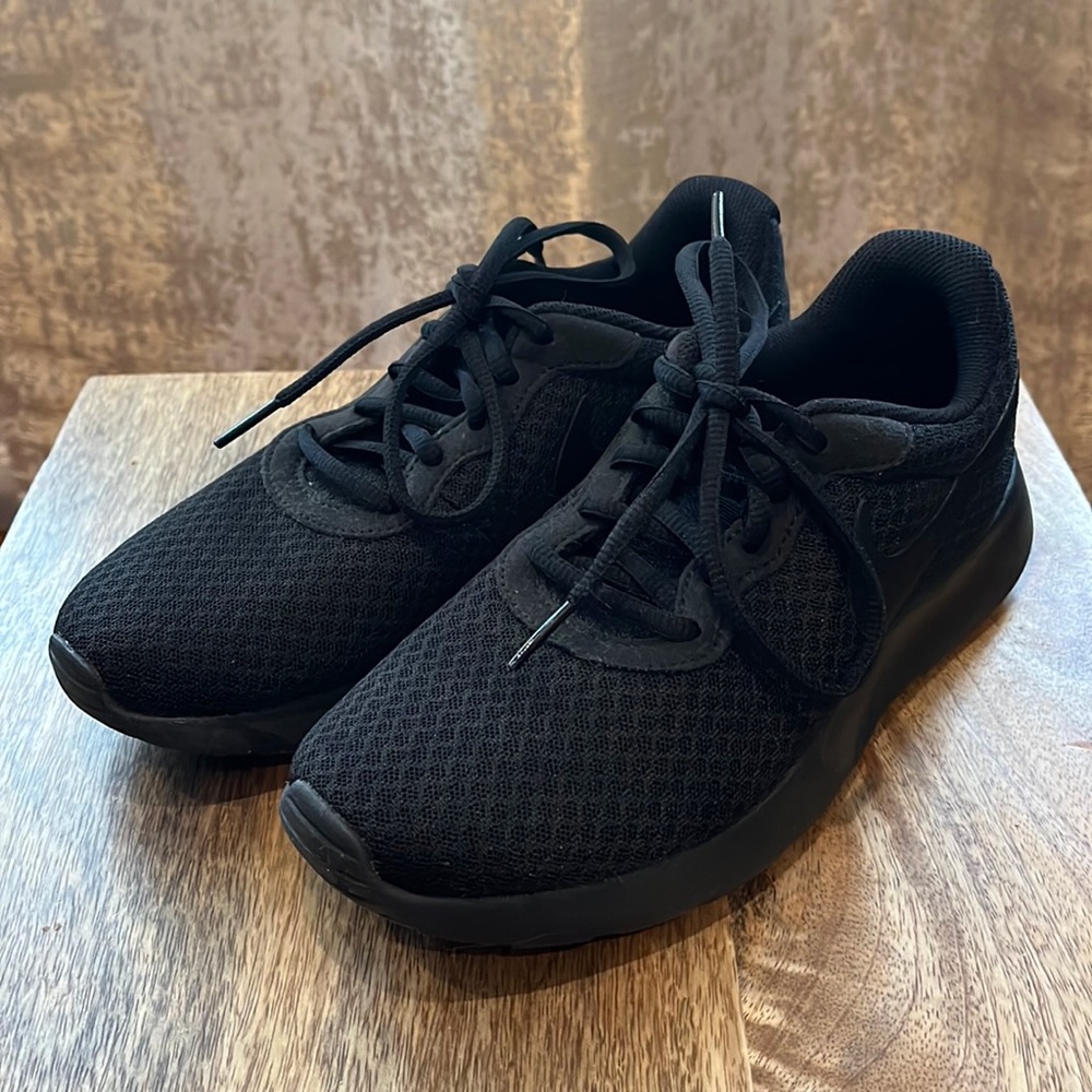 Women’s Nike Tanjun sustainable sneakers in black size 6.5